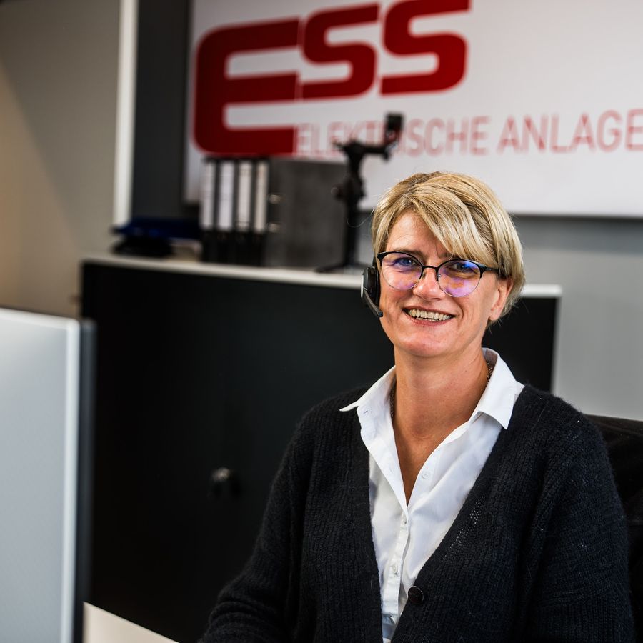Mitarbeiterin der ESS Elektrische Anlagen GmbH am Telefon