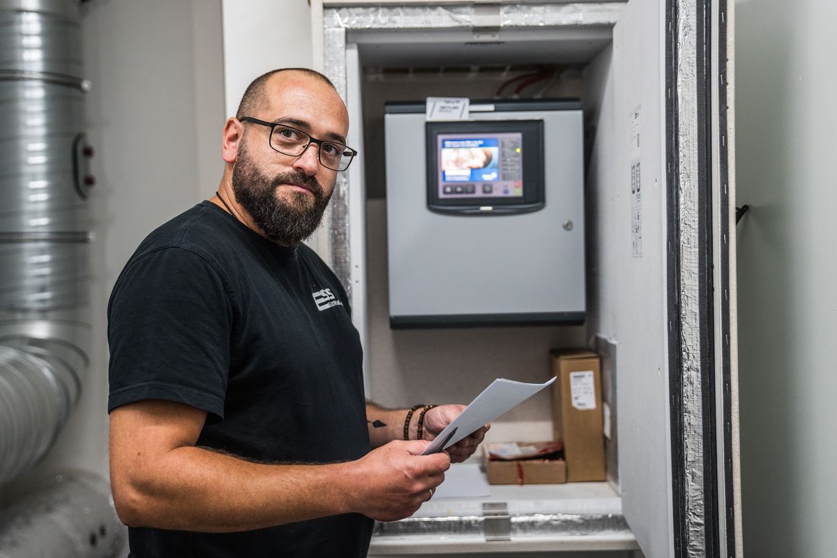 Bedienpanel einer Gebäudeautomation im Schaltschrank