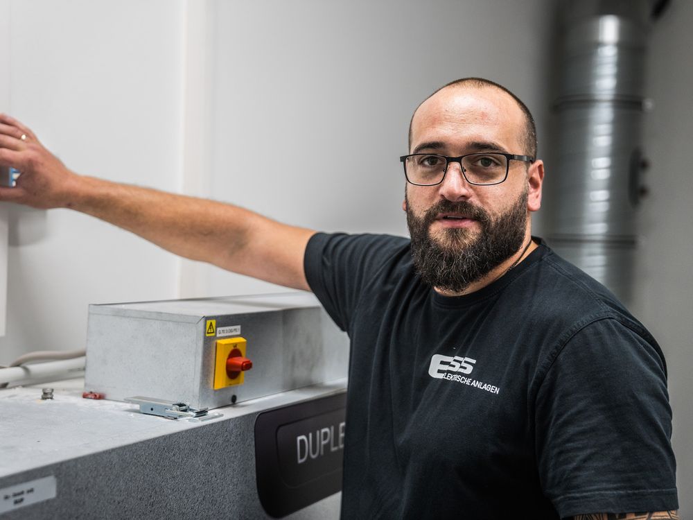 ESS-Techniker an der Steuerung einer Lüftungsanlage