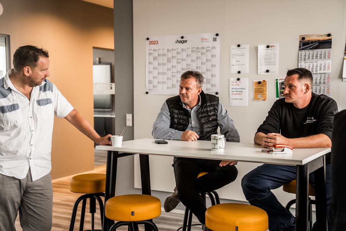 Besprechung im Büro der ESS Elektrische Anlagen GmbH