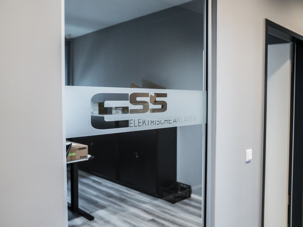 Empfangsbereich der ESS Elektrische Anlagen GmbH mit Firmenlogo