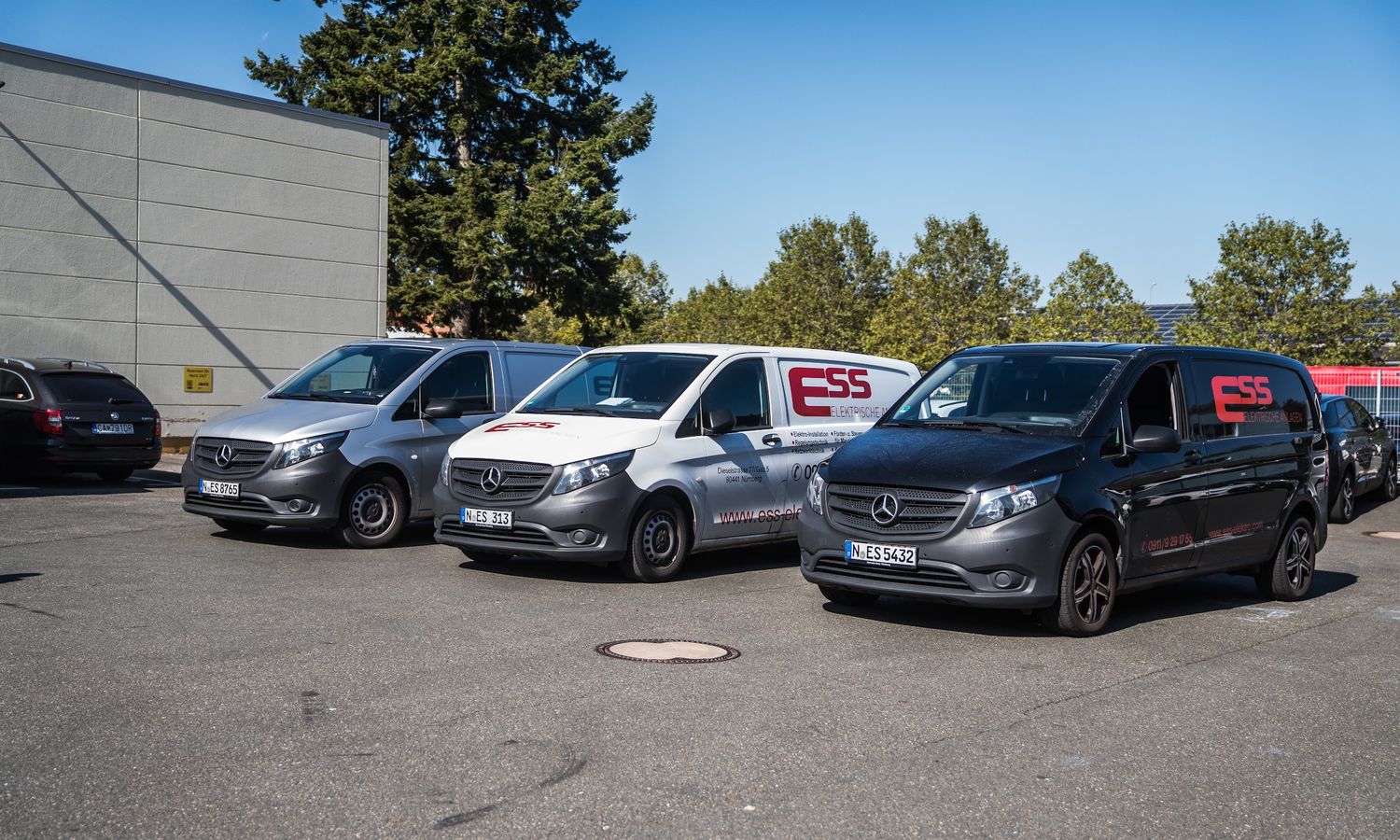 Servicefahrzeuge der ESS Elektrische Anlagen GmbH am Betriebsgelände in Nürnberg