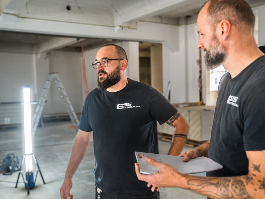 ESS-Monteure stimmen sich auf einer Baustelle in Nürnberg ab
