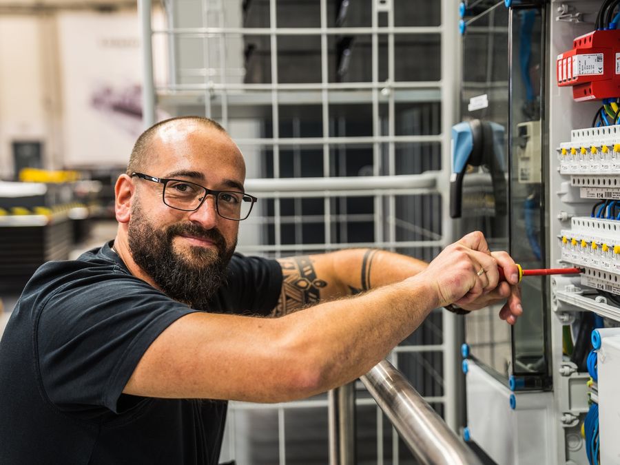 ESS-Techniker prüft eine Verteileranlage