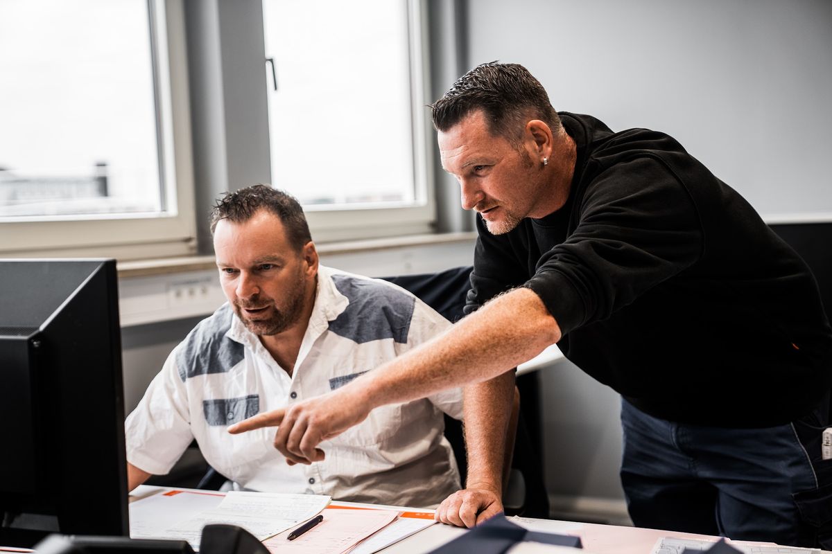 ESS-Mitarbeiter bespricht eine Elektroplanung am Arbeitsplatz