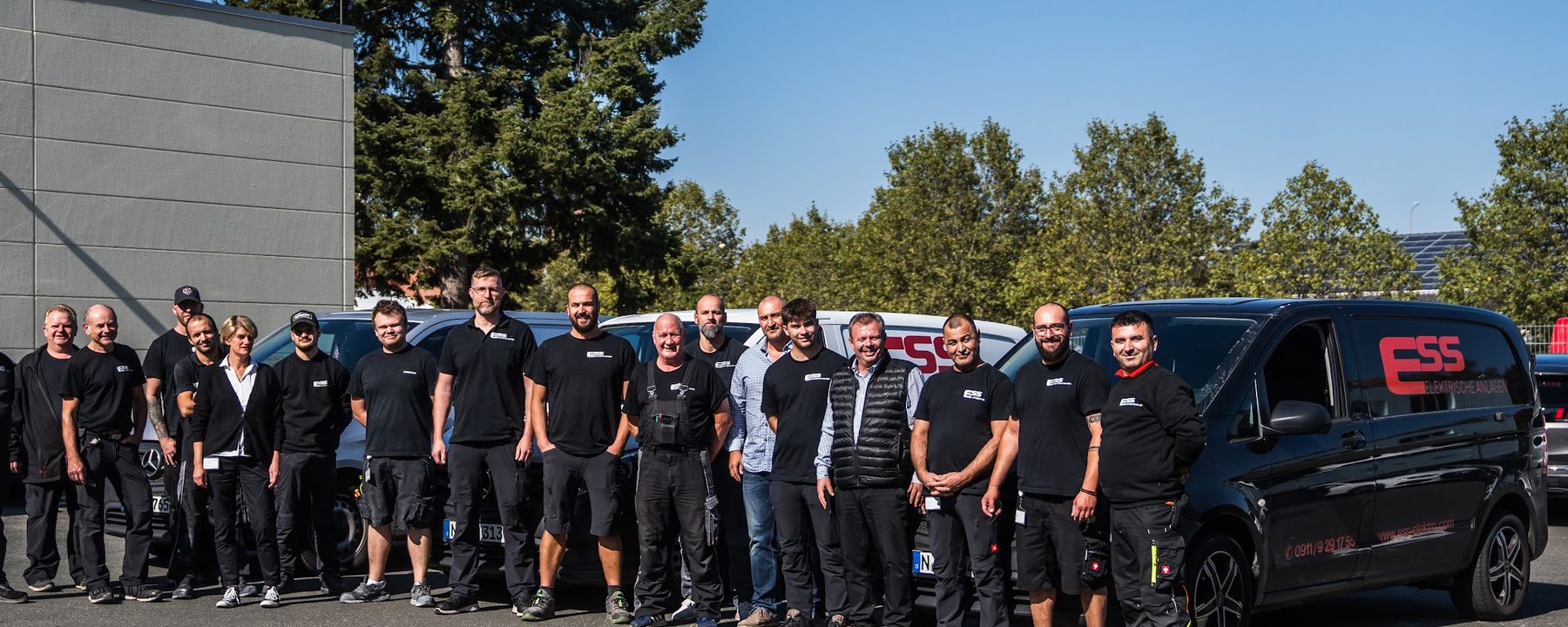 Das Team der ESS Elektrische Anlagen GmbH vor den Firmenfahrzeugen in Nürnberg